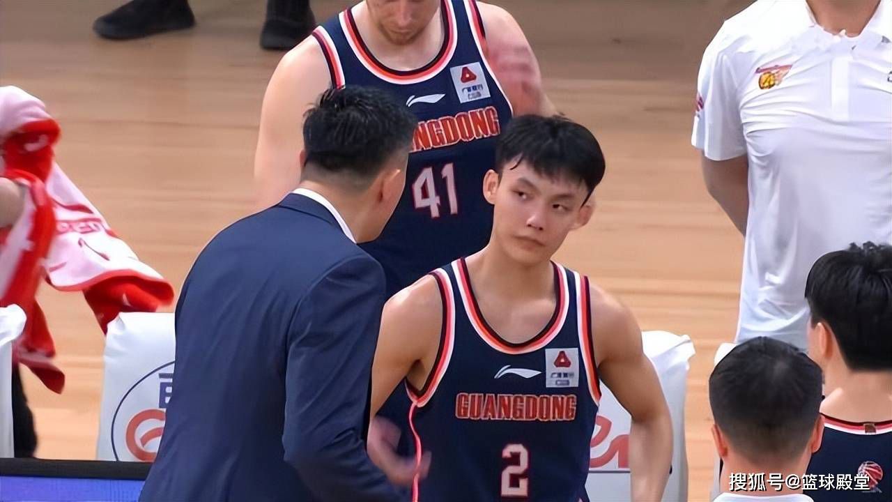 萧初然原本担心的，就是自己的公司根本没有足够的人力和精力，一口吃下这么多的合作项目，但是如果按照宋婉婷所说，这些项目将在半年到一年的时间内陆续上马，那自己就可以有充足的时间去排兵布阵。