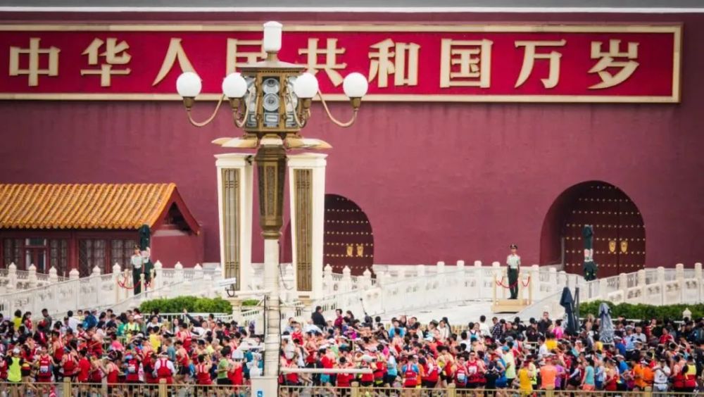 杜库雷在对阵卢顿的英超比赛中跟腱断裂，可能赛季报销，而埃泽脚踝受伤，对此霍奇森在发布会上说道：“冬窗引援是俱乐部的问题，当然，首先是主席帕里什和体育总监弗里曼的问题。